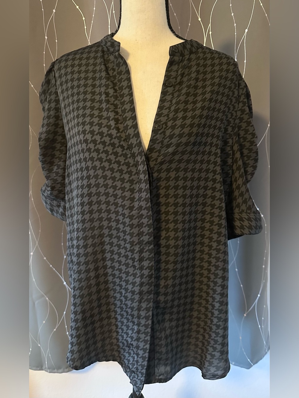 Laundry By Shelli Segal Black and Gray Houndstooth Button-Down Top